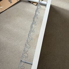 白テーブル コード収納カゴ　壁に固定Ｌ字（手作り）の画像