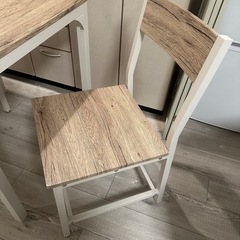 テーブル、椅子2脚の画像