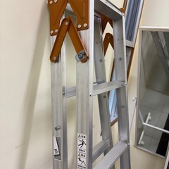 脚立《ほぼ未使用、室内保管できれい》の画像