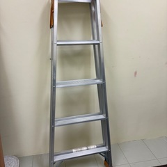 脚立《ほぼ未使用、室内保管できれい》の画像