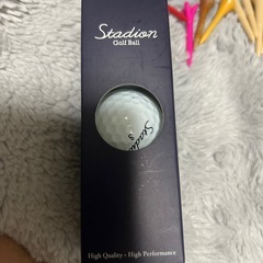 中古ゴルフボールと新品ボールおまけにティの画像