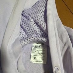 adidas 薄紫 フード付きパーカー Mの画像