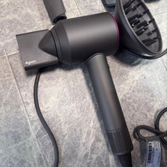 お話中☆受付は継続☆Dyson☆ダイソン☆ドライヤー☆壁掛けスタンド付き☆の画像
