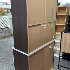 キッチンボード　食器棚の画像
