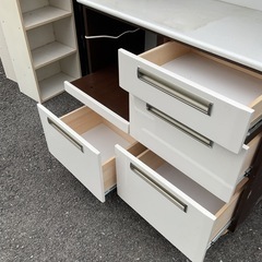 キッチンボード　食器棚の画像