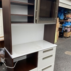 キッチンボード　食器棚の画像