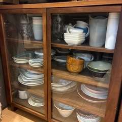 無印良品 食器棚　ウォールナット材キャビネット・ガラス扉の画像