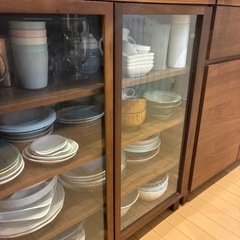 無印良品 食器棚　ウォールナット材キャビネット・ガラス扉の画像