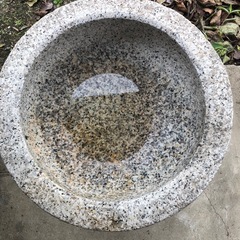 石臼と台座の画像