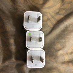 アップルの付属品 充電コンセント？3個の画像