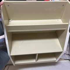本　おもちゃ　棚の画像