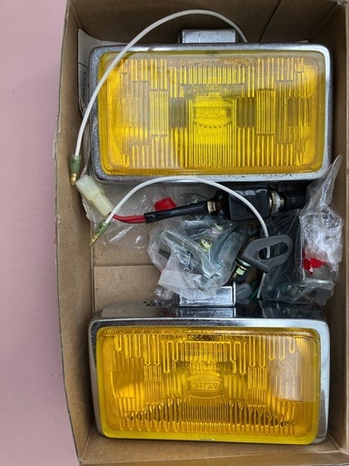 KOITO 小糸製作所 12V55W H3 ショウ 昭和58年製 フォグ RHF-141YS 楽天市場】小糸製作所 KOITO 角型フォグランプ 12V-55W H3 黒/金カバー 