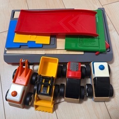 IKEA　LILLABO リラブー　ガレージ＆乗り物4台の画像