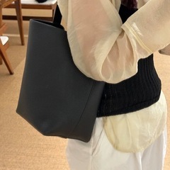 THE ROW 同型のリッチグレインカーフレザーバッグの画像