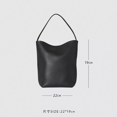 THE ROW 同型のリッチグレインカーフレザーバッグの画像