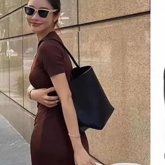 THE ROW 同型のリッチグレインカーフレザーバッグの画像