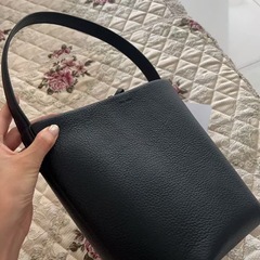 THE ROW 同型のリッチグレインカーフレザーバッグの画像