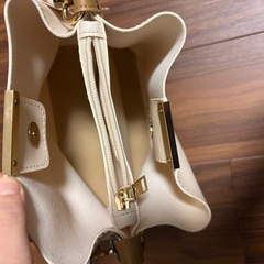ベージュバッグの画像