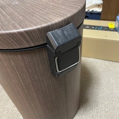 足踏みのゴミ箱の画像