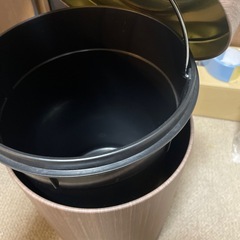 足踏みのゴミ箱の画像