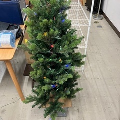 A2511-318 クリスマスツリー140cm 通電確認済み　オーナメントアリ　LED装飾半分つきませんの画像