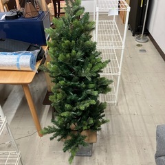 A2511-318 クリスマスツリー140cm 通電確認済み　オーナメントアリ　LED装飾半分つきませんの画像