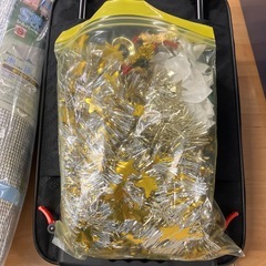 A2511-318 クリスマスツリー140cm 通電確認済み　オーナメントアリ　LED装飾半分つきませんの画像