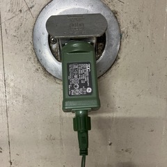 A2511-318 クリスマスツリー140cm 通電確認済み　オーナメントアリ　LED装飾半分つきませんの画像