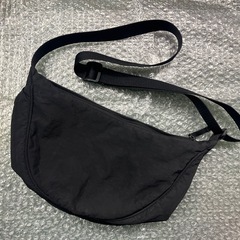 □ UNIQLO ラウンドショルダーバッグ 黒 □の画像