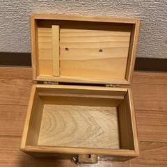 木の救急箱の画像