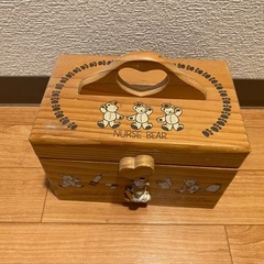 木の救急箱の画像