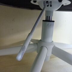 M※取引中/売約済***********　未使用/新品　訳あり特価　デスクチェア クッション キャスター付き 回転式 ベロア調　グレー　ニュアンスカラー ホワイト脚 チェアの画像