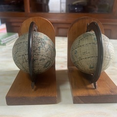 地球儀ブックスタンドの画像