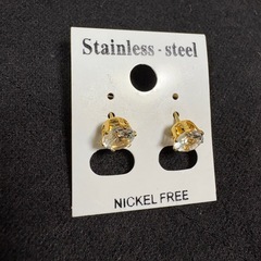 ストーンピアスの画像