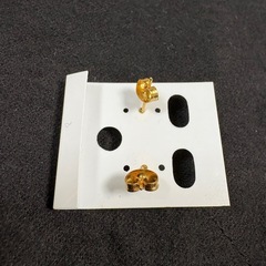 ストーンピアスの画像