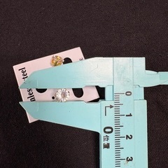 ストーンピアスの画像