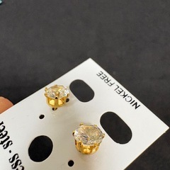 ストーンピアスの画像