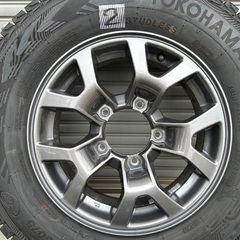 ジムニーシエラ純正ホイール付きスタッドレスタイヤの画像