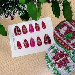 ハンドメイド ネイルチップ クリスマスカラー タータンチェック オーナメントデザインの画像