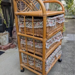 【ラタン】籐 ラタン チェスト 3段 収納 キャスター付き かご バスケット 引き出し ナチュラル アジアン 籐家具 収納ラック ワゴン シェルフ フラワー柄内布付 リビング 玄関 洗面所 脱衣所 小物 衣類 収納 北欧風 レトロ ヴィンテージ インテリア かわいいの画像