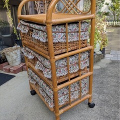 【ラタン】籐 ラタン チェスト 3段 収納 キャスター付き かご バスケット 引き出し ナチュラル アジアン 籐家具 収納ラック ワゴン シェルフ フラワー柄内布付 リビング 玄関 洗面所 脱衣所 小物 衣類 収納 北欧風 レトロ ヴィンテージ インテリア かわいいの画像