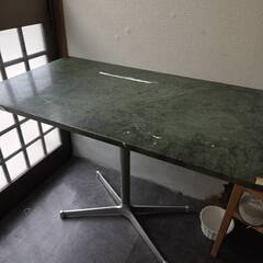 大理石のアンティークテーブルの画像