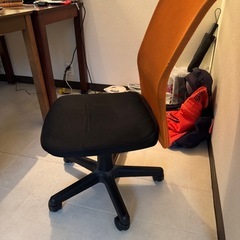 テーブルと椅子の画像