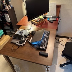 テーブルと椅子の画像