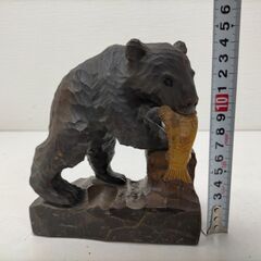 木彫り熊 北海道 民芸品 ハンドメイド 置物 インテリア 木彫り くま 熊 鮭 木製 彫刻 251113-8Aの画像