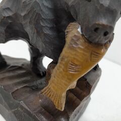 木彫り熊 北海道 民芸品 ハンドメイド 置物 インテリア 木彫り くま 熊 鮭 木製 彫刻 251113-8Aの画像