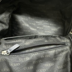 guess バックパックの画像