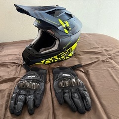 O'NEALオニール　オフロードヘルメットXL グローブ新品付きの画像