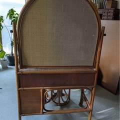 【藤ドレッサー】ラタン鏡台 ドレッサー 三面鏡風 大きめミラー 収納引き出し 片開き扉付 椅子スツール2脚セット 籐家具 ナチュラル アジアン 和モダン インテリア 化粧台 メイク台 レトロアンティーク調の画像