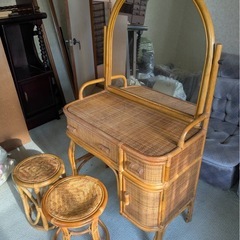 【藤ドレッサー】ラタン鏡台 ドレッサー 三面鏡風 大きめミラー 収納引き出し 片開き扉付 椅子スツール2脚セット 籐家具 ナチュラル アジアン 和モダン インテリア 化粧台 メイク台 レトロアンティーク調の画像